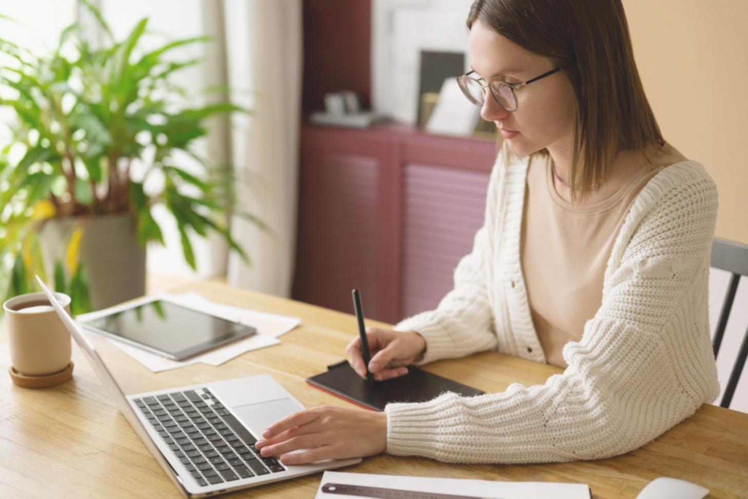 Session de formation en stratégies d'épargne avec participants engagés