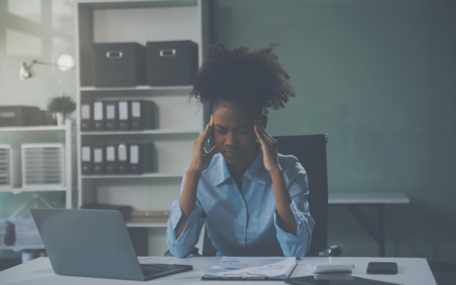 Groupe de participants discutant stratégies financières lors d'une session collaborative